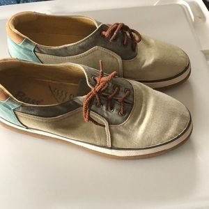 Canvas shoes